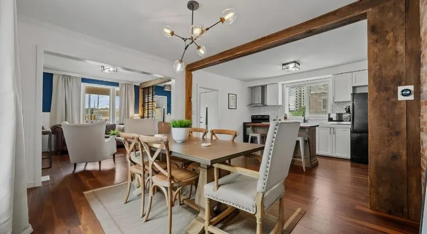4 Bedroom Luxury House, Free Parking, Next to LRT, Kitchener Downtown, near Chicopee Ski Club - Image 1