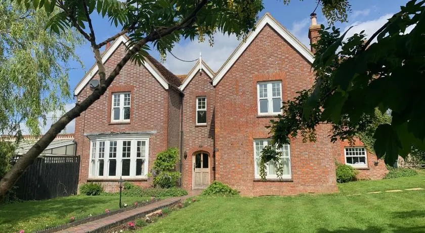 The Farmhouse - Sleeps 12 with Private Grounds - Image 1