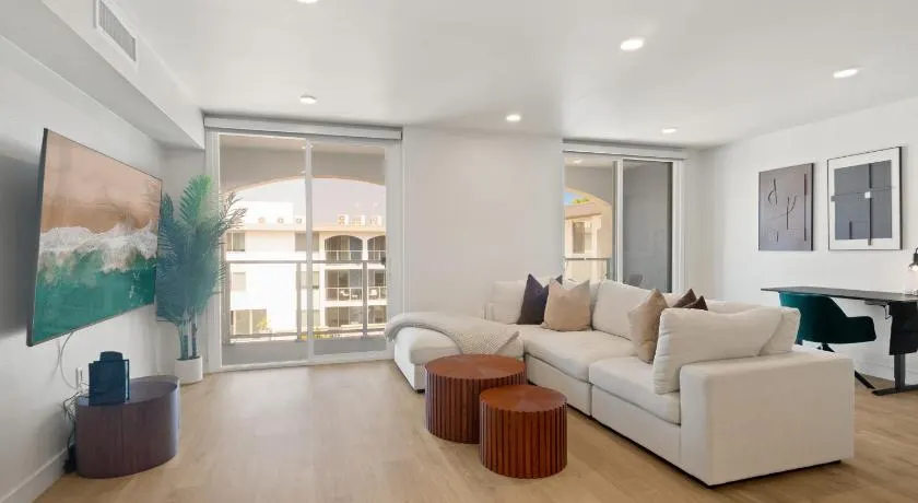 Drift & Dream - Opulent 1BR Marina Escape - Image 1