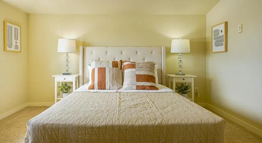 Stylish North Seattle Townhouse- Dual Master Suites - Image 1