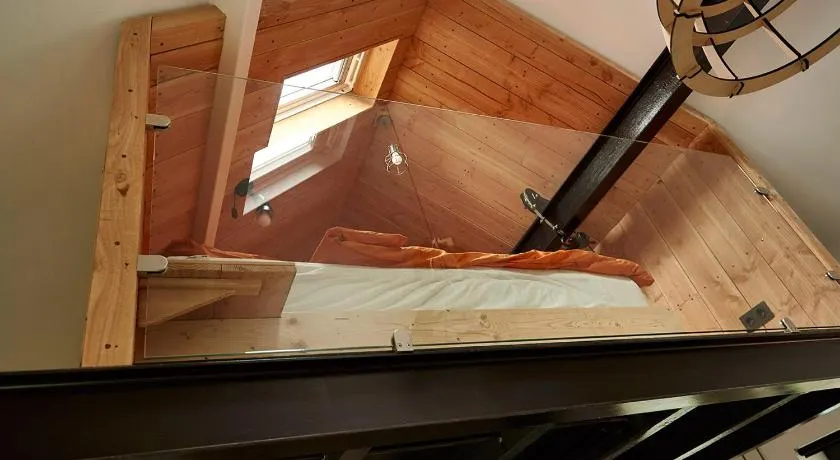 Bed in Beek - Image 1