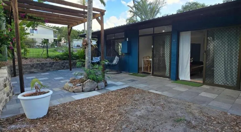 Pet-Friendly Tropical Yard Walk to Rainbow Beach - Image 1