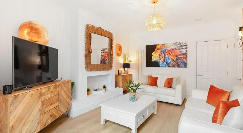 Spacious 4BR 2 baths House, Near Canary Wharf DLR Access - Image 1