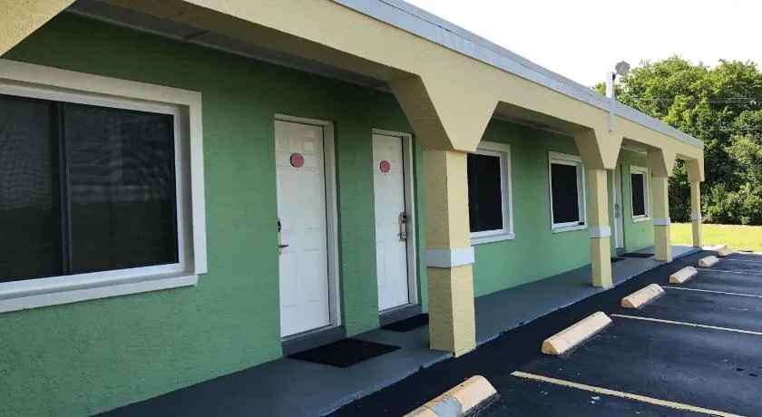 Apollo Inn - Cocoa - Image 1