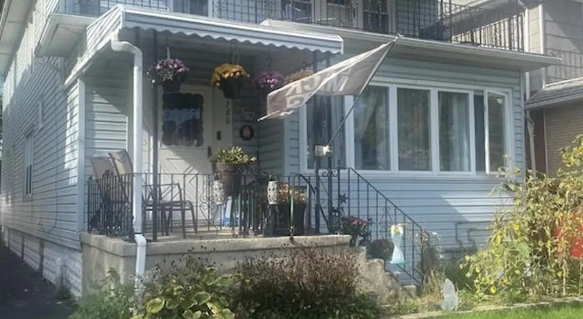 420 friendly 3 bedroom upstairs apartment - Image 1