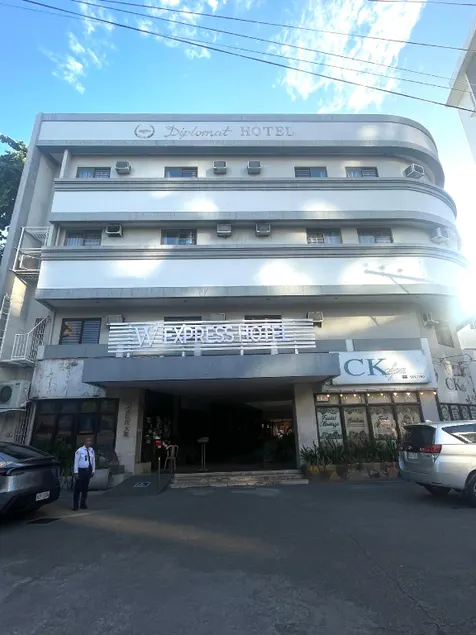 W Express Hotel - Image 1