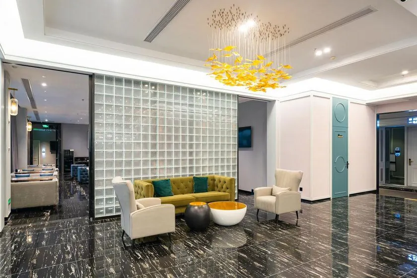 McQueen Hotel - Image 1