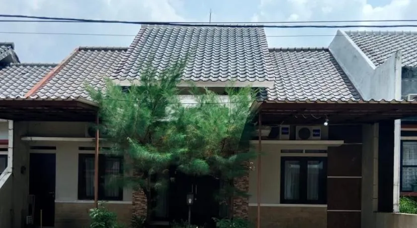 Villa Asri in Sentul Syariah khusus untuk keluarga dan pasangan menikah - Image 1