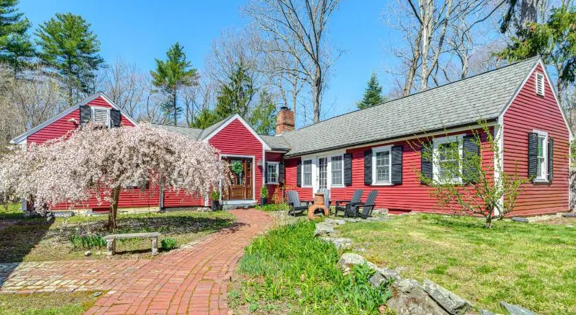 Pet-Friendly Yard: Boston Area Home Near Gillette - Image 1