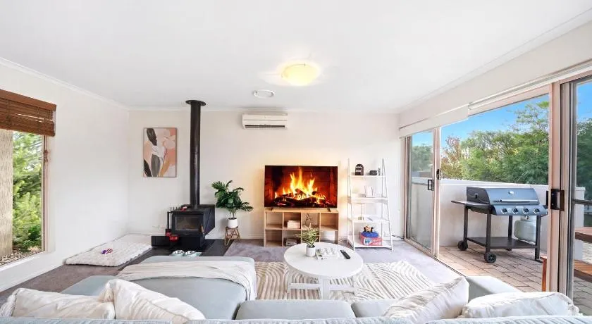3BR Beach House Near Hobart BBQ Firepit Parking - Image 1