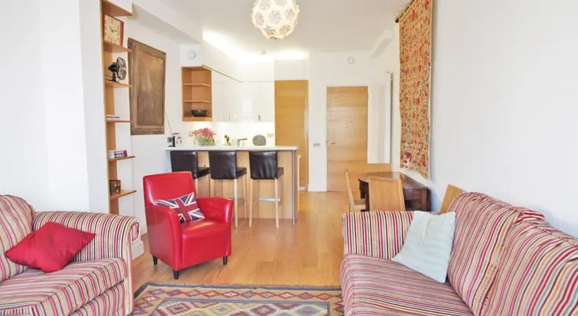 Elegant Clerkenwell Apartment with Balcony and Lift near Barbican - Image 1