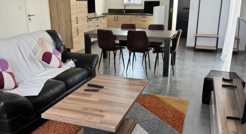 Maison 4 chambres près d Angers et à 500 m de la Loire - Image 1