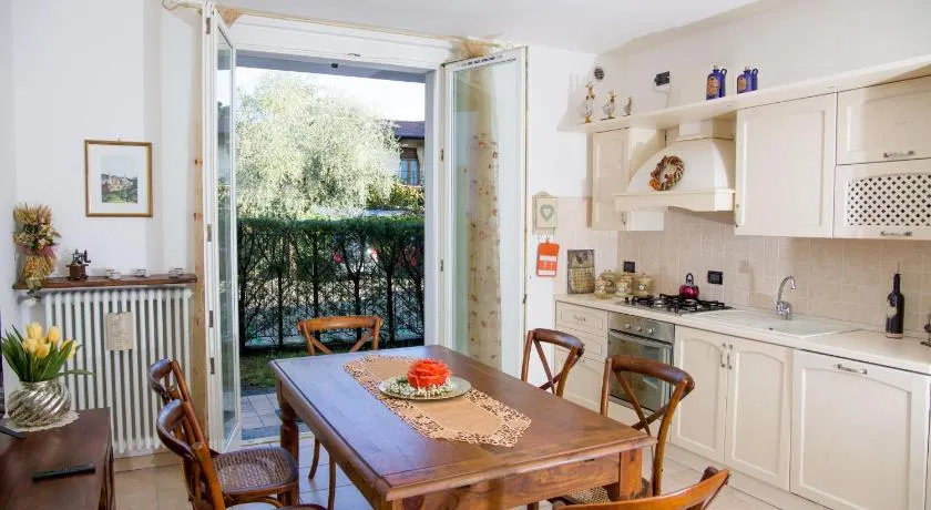Appartamento con giardino e parcheggio privato - Image 1