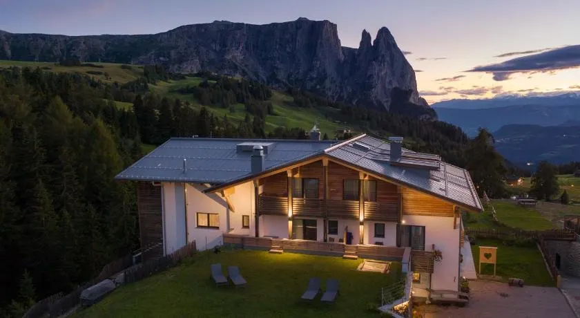 Hotel Chalet Dolomites - Image 1