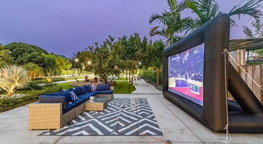 Mega Fun Villa Northwest Miami BY THE GLAMHOMES - Image 1