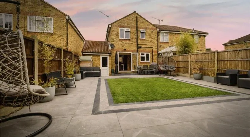 3 bedroom house in South Ockendon, Essex - Image 1