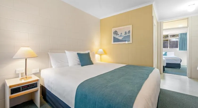 Comfort Inn Devonport - Image 1