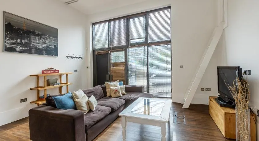 Quirky loft style apartment, 3DBR, Battersea - Image 1
