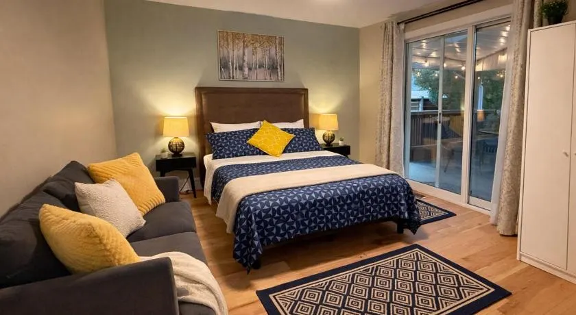 Toronto Luxury Suite with Free Parking, Near Airport - Image 1