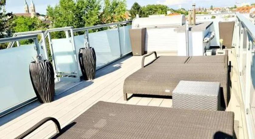 luxury 4 bedroom roof apt with 3 balconies & view - Image 1