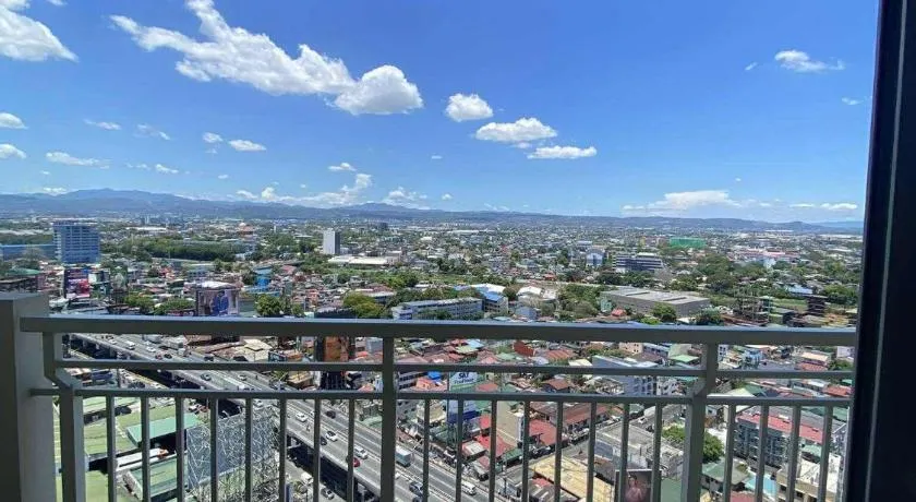 Family-Ready Skyline Retreat near BGC with Free Parking - Image 1