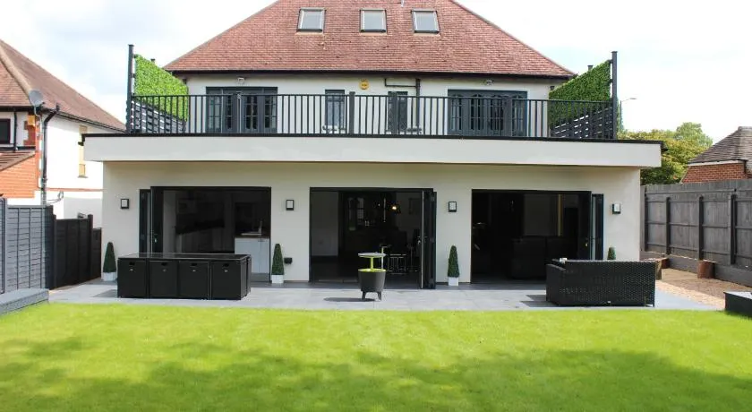 Modern Spacious House - Sleeps 16, Free Parking, Sun Terrace - Image 1