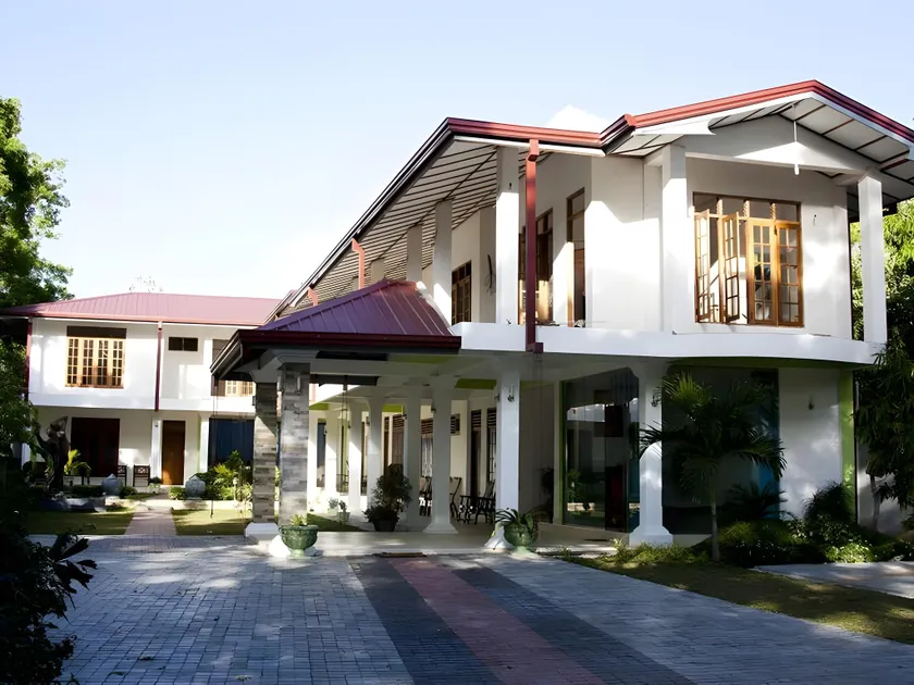Royal Nest - Image 1