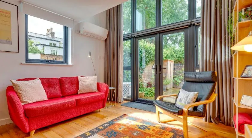 25A City Road · Luxury City centre townhouse with courtyard Pass the Keys - Image 1