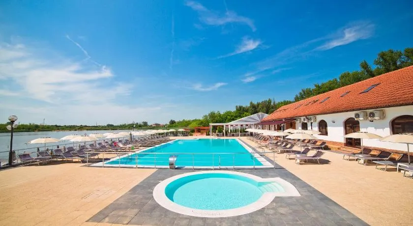 Hotel Evergreen - Image 1
