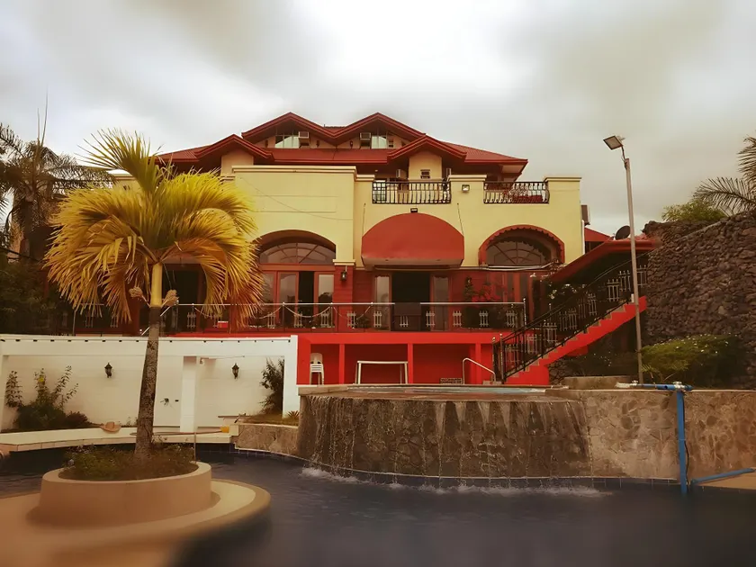 Tahanan Lakeview Hotel - Image 1