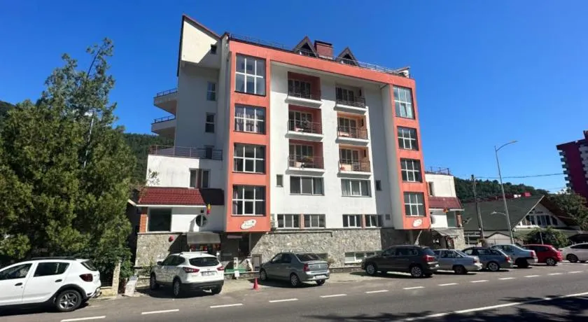 Vila Trandafirul si Liliacul - Image 1