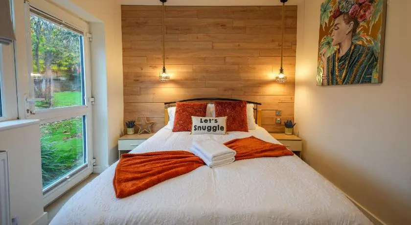 Cosy Studio with Garden Close to Town Train Hospital Long Booking Welcome - Image 1