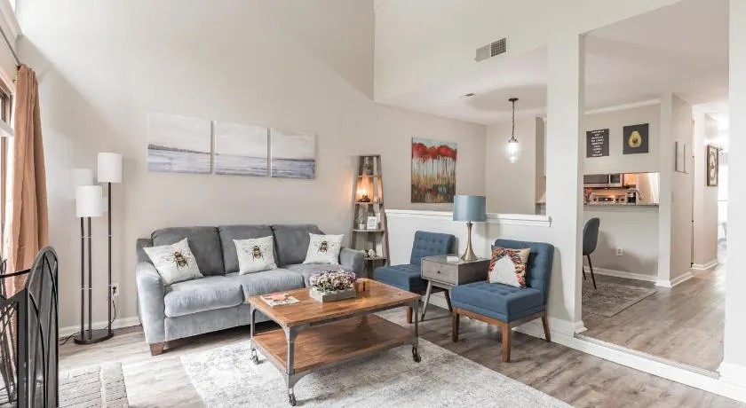 Modern Cozy Townhome - Image 1