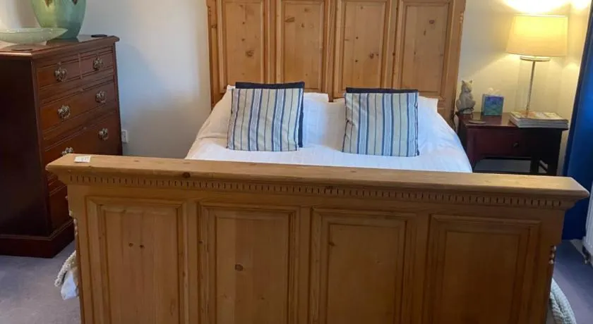 Beautiful private room with Kingsize bed and large private en-suite - Image 1