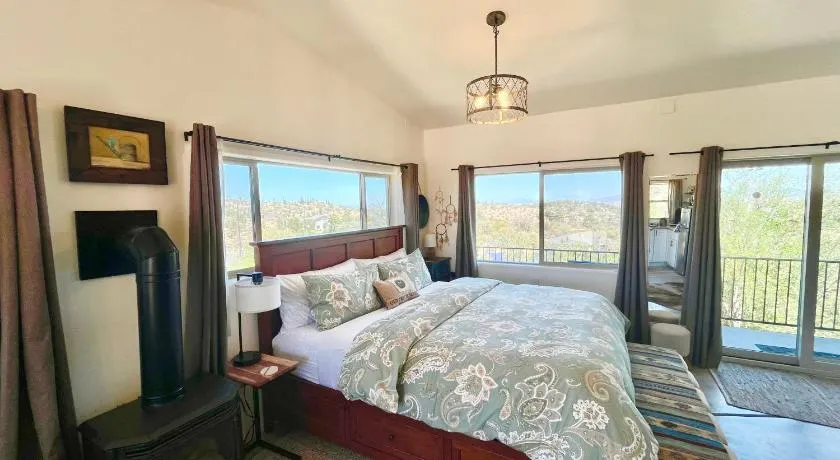 Eagles Nest Casita Luxury king memory foam bed feather pillows & duvet Amazing views, private balcony, Great location & Dog friendly - Image 1