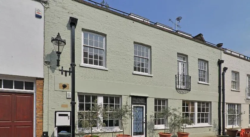 Ennismore Mews - Image 1