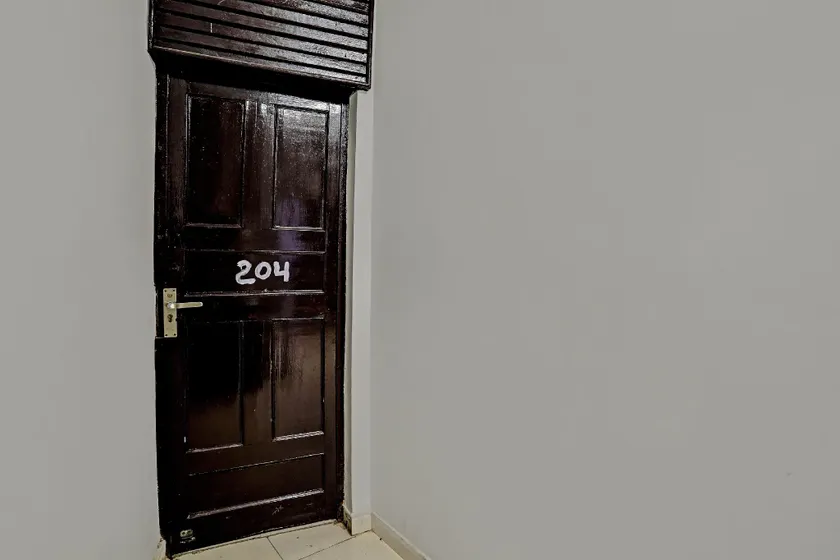Hotel O by OYO Crown Hotel - Image 1