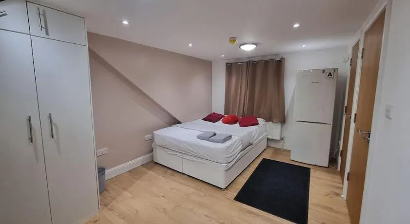 Studio flat, Heathrow, Free parking, Netflix - Image 1