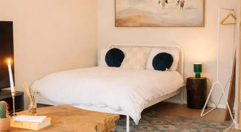 Modern Studio Apartment with Kitchenette near Belfast - Image 1