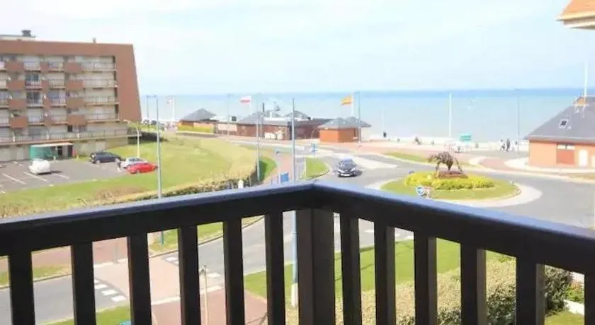 Cosy, fully renovated 2-room apartment with sea view - Image 1