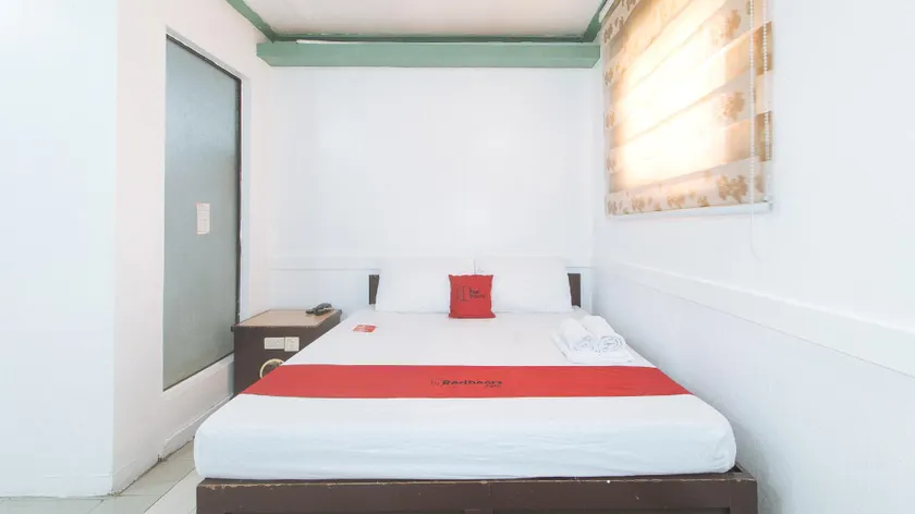 RedDoorz @ Moss Hotel Dasmarinas - Image 1