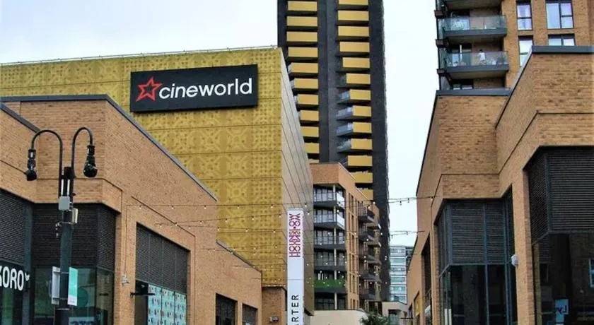 Room with private bathroom, Near Heathrow Airport, Tube Station, Shops, Cinema in shared flat - Image 1