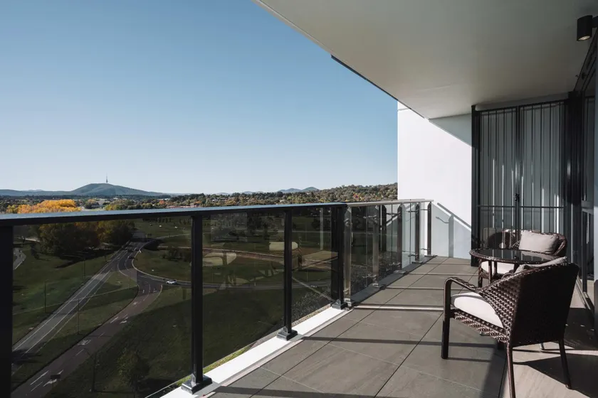 Pristine 2-Bed Apartment with Pool and BBQ - Image 1