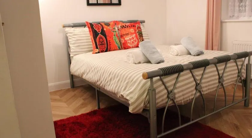 Apartment - Sleeps 2 - Parking - Station Close - Image 1