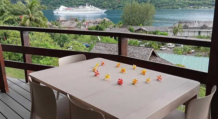 Tropical Cruise Cook's Bay Paopao Moorea - Image 1