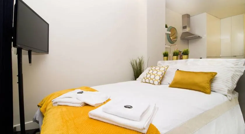Modern Studio in Embajadores Street by Batuecas - Image 1