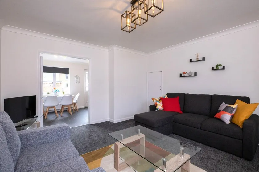 Arista House- 3 Bed with parking-sleeps up to 7! - Image 1