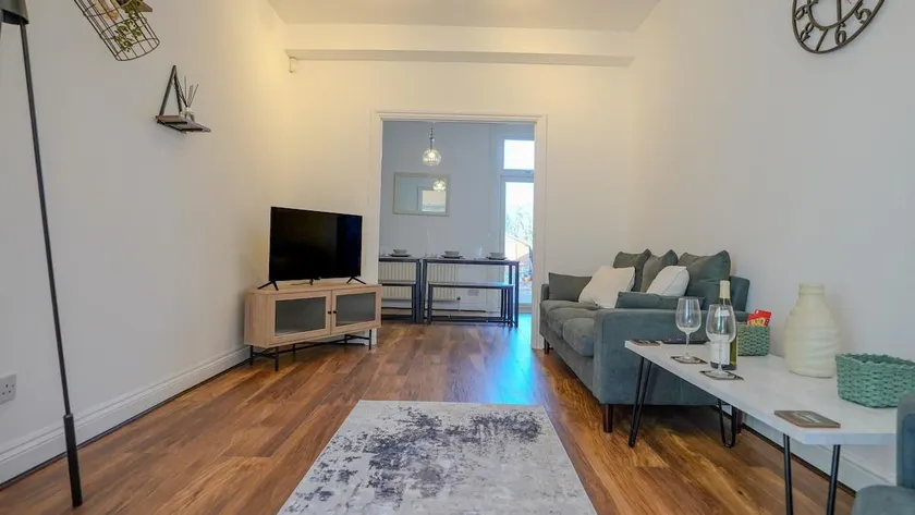 Spacious Bromley Home w Parking available and Outside Dining - Image 1