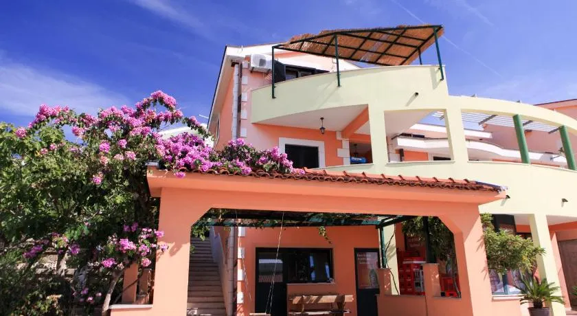 Villa avec jardin, terrasse et piscine privée - Image 1