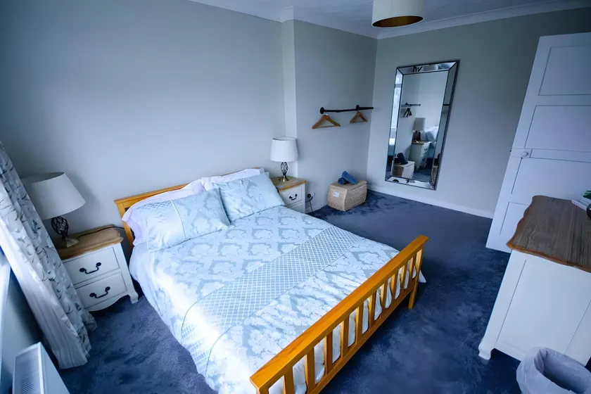 Spacious 4-Bedroom House in Glenboig - Image 1